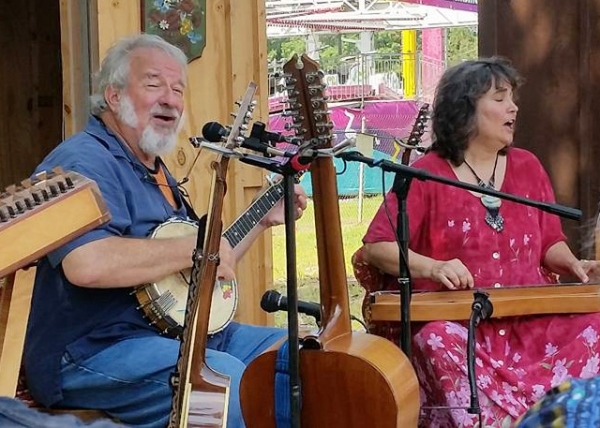 Zentzes bring folk music to Moore Free Library