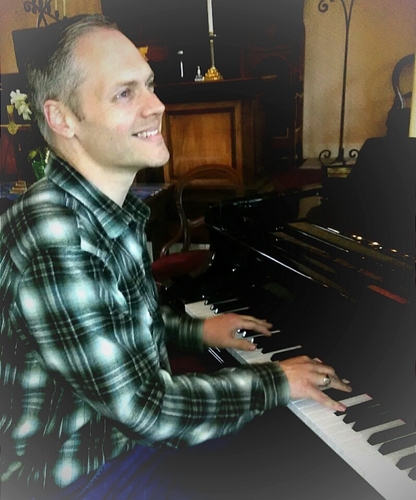 Pianist and vocalist Mike Kelly to perform in Newfane