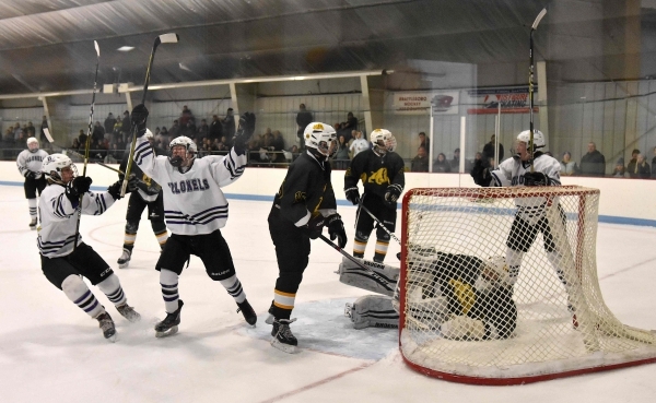 BUHS hockey teams fall in opening-night doubleheader