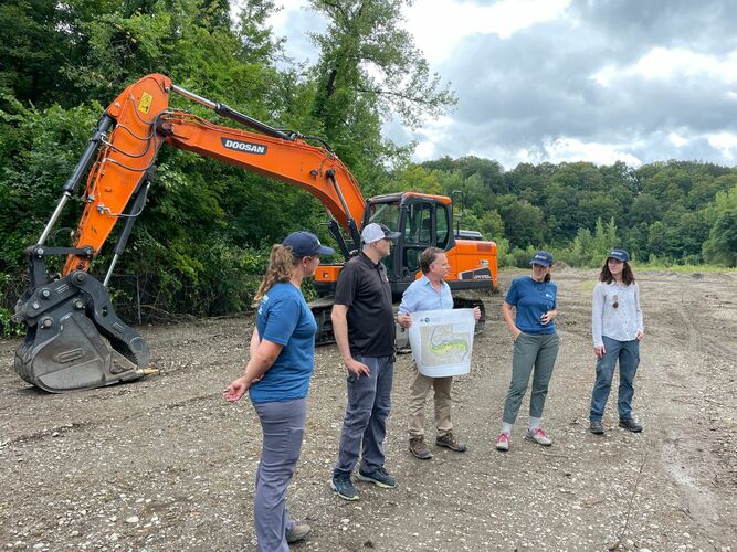 Kassia Randzio, Erin De Vries, and Hayley Kolding of the Vermont River Conservancy are joined by Jeremy Roberts of KAS Engineering and Brattleboro Zoning Administrator Brian Bannon to explain the Birge Street floodplain restoration project during an Aug. 30 public tour of the Brattleboro site.